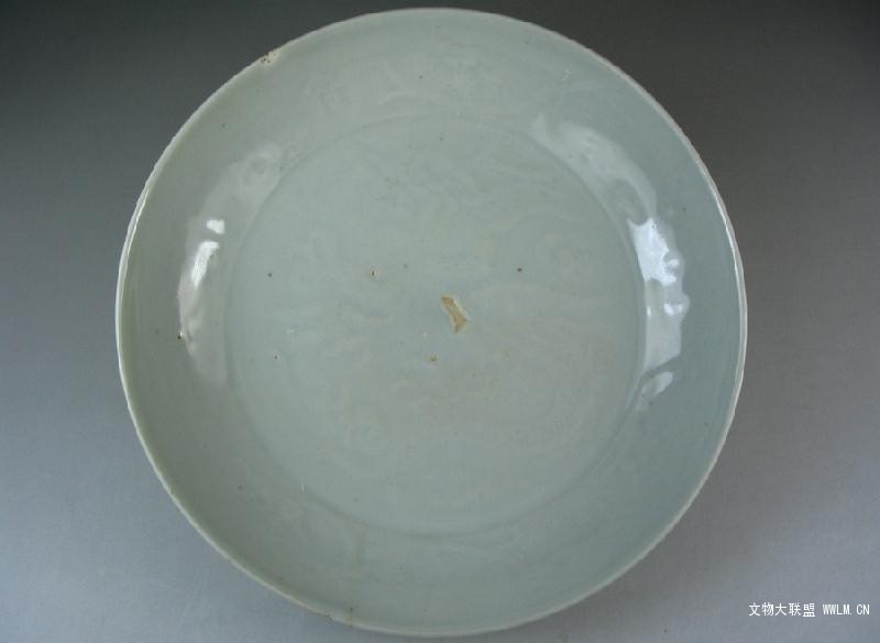 不同时期的龙泉窑瓷器在器底,造型,釉色等方面各有什么特点
